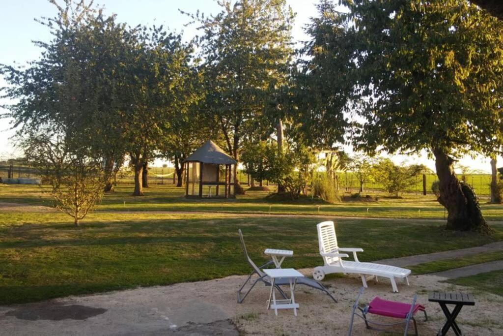Ferienwohnung La Tourelle De La Chaumiere Goupil-Othon Exterior foto